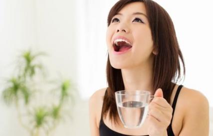 How to rinse your mouth with chlorhexidine to treat sore throat